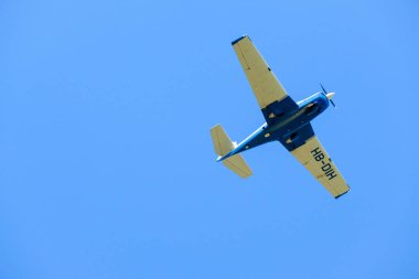 Özel küçük hava jet gökyüzünde uçan