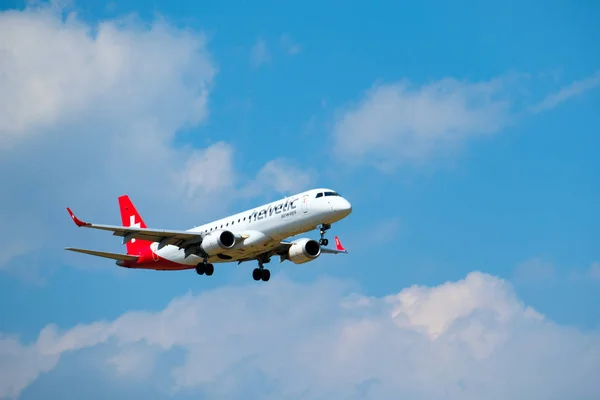 Edelweiss Airlines Flugzeug bereitet sich auf Landung am Tag auf internationalem Flughafen vor — Stockfoto