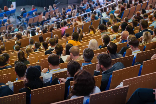 Deelnemers aan zakelijke conferenties zitten en luisteren — Stockfoto