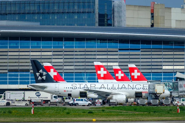 Aeromobili delle compagnie aeree svizzere che si preparano al decollo nell'aeroporto internazionale — Foto Stock