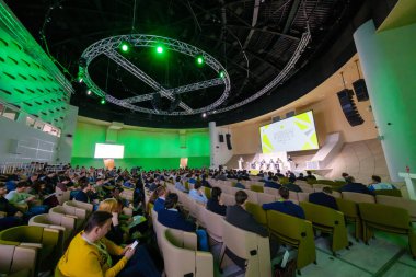 Geniş salondaki bilim konferansına katılanlar