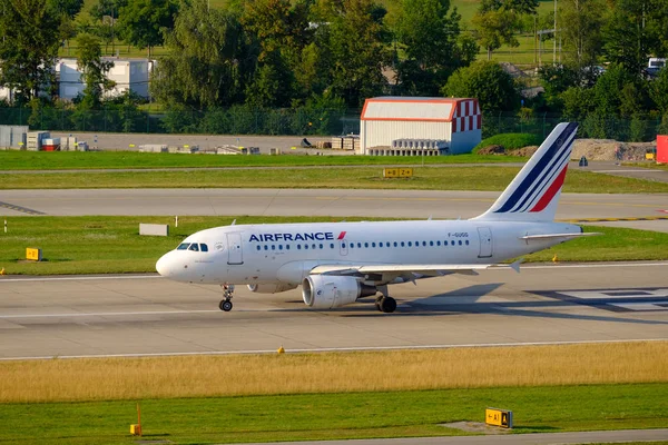 Aereo delle compagnie aeree di Airfrance che si preparano ad atterrare durante il giorno nell'aeroporto internazionale — Foto Stock