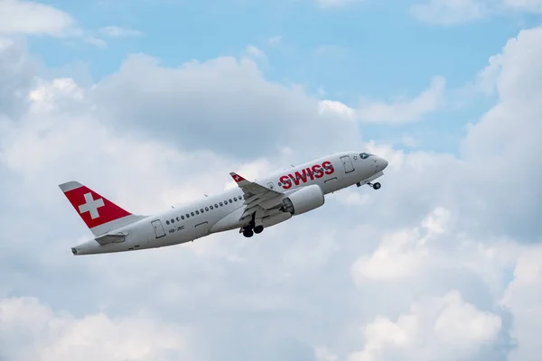 Швейцарський авіакомпаній літак підготовки до посадки в денний час у міжнародному аеропорту — стокове фото