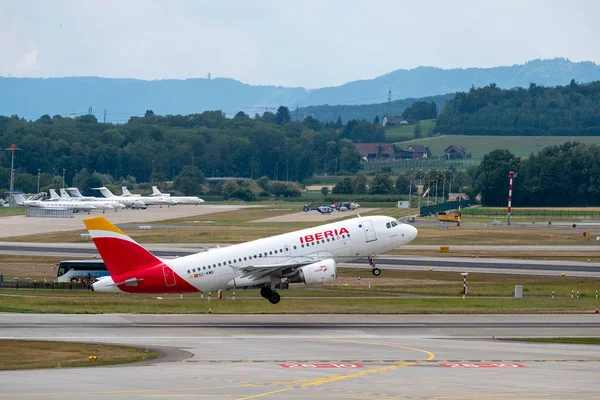 Aeromobili delle compagnie aeree iberiche che decollano di giorno nell'aeroporto internazionale — Foto Stock