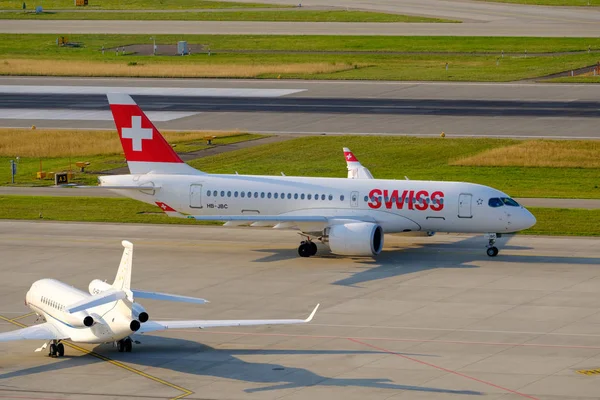 Aeromobili delle compagnie aeree svizzere che si preparano al decollo nell'aeroporto internazionale — Foto Stock