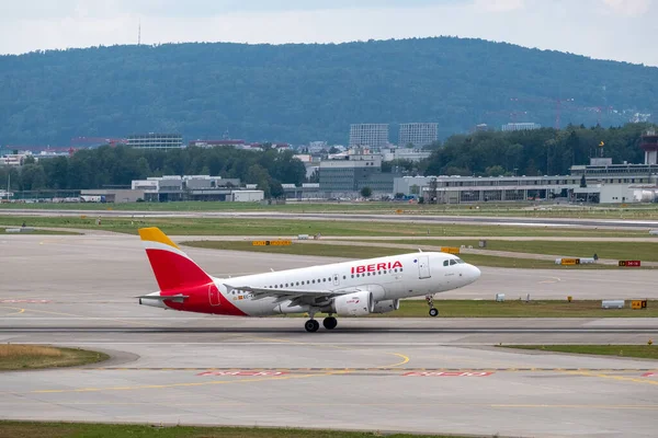 Aeromobili delle compagnie aeree iberiche che decollano di giorno nell'aeroporto internazionale — Foto Stock