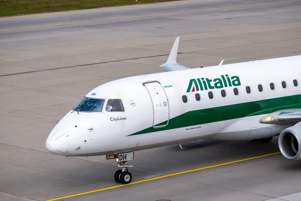 Aereo Alitalia che si prepara all'atterraggio diurno in aeroporto internazionale — Foto Stock