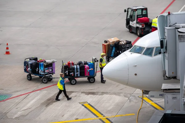 Lader befördert Passagiergepäck am Flughafen — Stockfoto