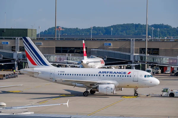 Aereo delle compagnie aeree di Airfrance che si preparano ad atterrare durante il giorno nell'aeroporto internazionale — Foto Stock