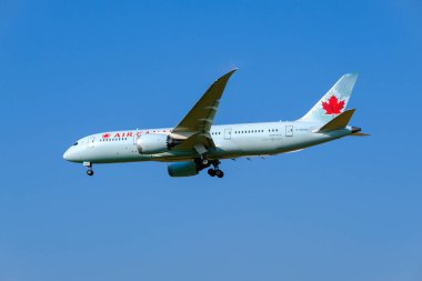 Air Canada Havayolları uçağı gündüz vakti uluslararası havaalanına inmeye hazırlanıyor.