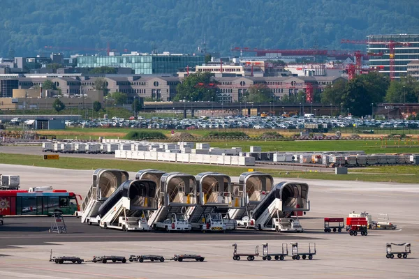 Paesaggio panoramico dell'aeroporto di Zurigo durante il giorno, scale, carrelli bagagli e altre macchine speciali per l'aeroporto — Foto Stock