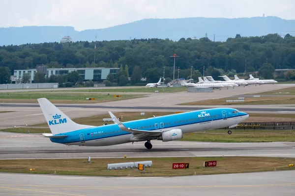 Aerei delle compagnie aeree KLM che si preparano al decollo durante il giorno nell'aeroporto internazionale — Foto Stock