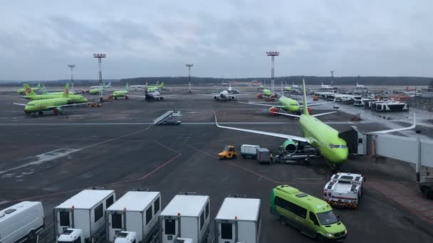 Luchthaven Domodedovo time-lapse verkeer op moment van de dag — Stockvideo