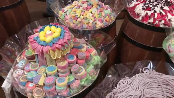 Mâcher de la marmelade dans un magasin de bonbons — Video