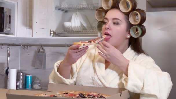 Plus size girl eats a slice of pizza — Stockvideo