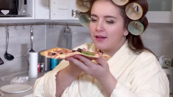 Плюс девушка размера ест кусок пиццы — стоковое видео