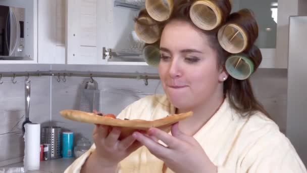 Plus size girl eats a slice of pizza — Stok video