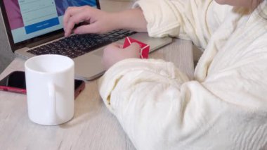 Kadın internet üzerinden satın almak için dizüstü bilgisayar kullanıyor.