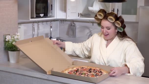 Plus size girl opening pizza box — Stockvideo