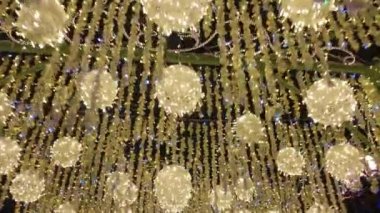 Şehir caddesinde Noel aydınlatma ışıkları