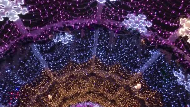 Luces de iluminación de Navidad en la calle de la ciudad — Vídeo de stock