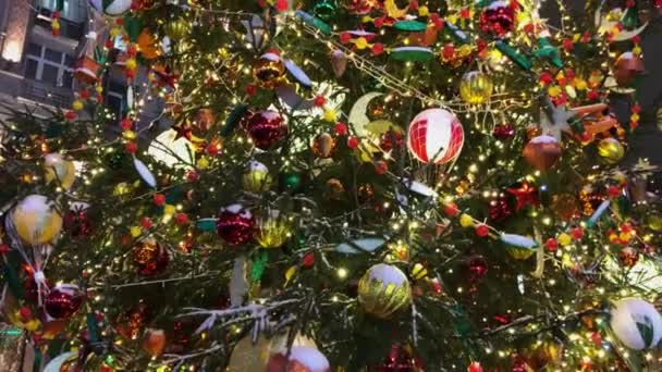 Tall christmas tree decorated and illuminated outdoors — Stock videók