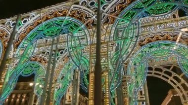 Şehir caddesi Noel için aydınlatmayla süslenmiş.