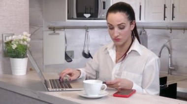 Kadın internet üzerinden satın almak için dizüstü bilgisayar kullanıyor.