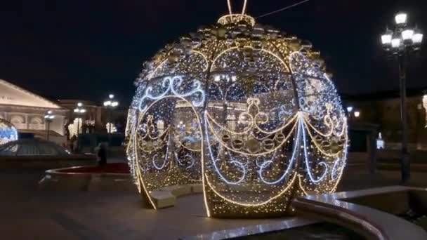 Stadsstraat versierd met verlichting voor Kerstmis 's avonds — Stockvideo