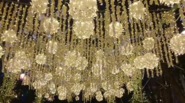 Şehir caddesinde Noel aydınlatma ışıkları
