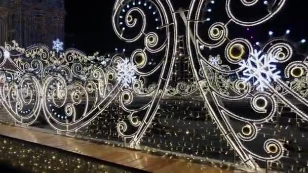Calle de la ciudad decorada con iluminación para Navidad por la noche — Vídeos de Stock
