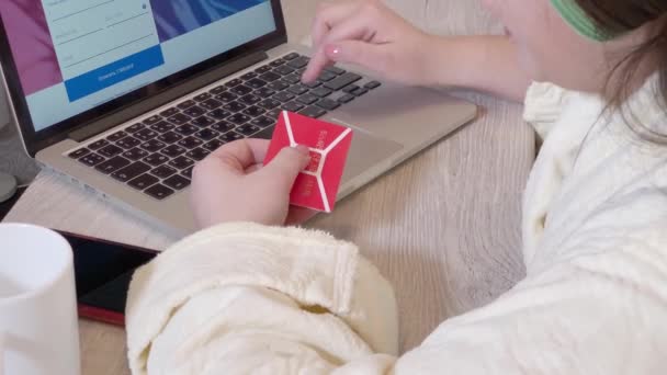 Frau bezahlt Online-Kauf per Kreditkarte mit Laptop — Stockvideo