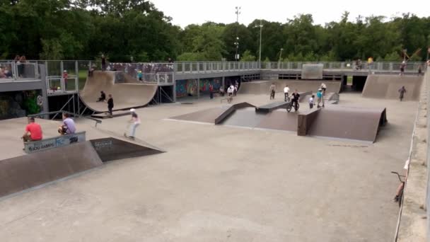 Jóvenes divirtiéndose en skate park — Vídeo de stock