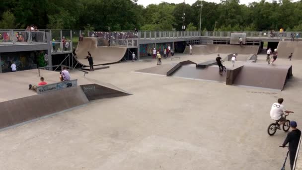 Jóvenes divirtiéndose en skate park — Vídeo de stock