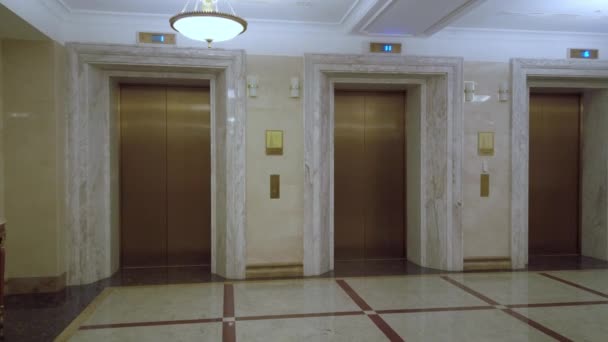 Panorama of luxurious hall with three lifts in hotel Radisson Collection Moscow — Stock Video