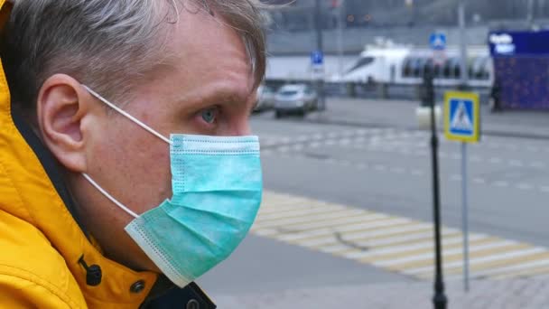 Head shot side view of man wearing protective medical mask — Stock video