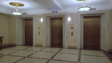 Radisson Koleksiyonu Moskova 'da üç asansörlü lüks salon panoraması.