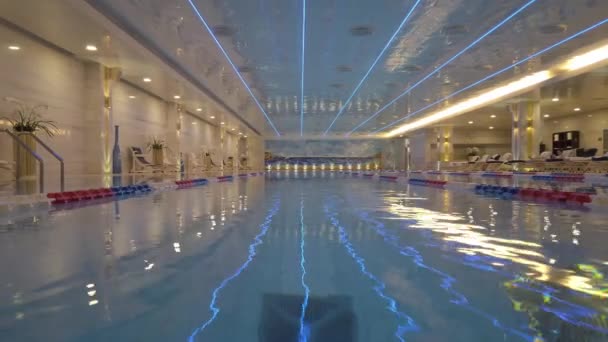 Panorama van het luxe zwembad in Radisson Collection Hotel — Stockvideo