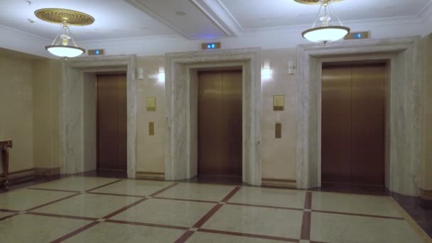 Panorama van luxe hal met drie liften in hotel Radisson Collection Moskou — Stockvideo