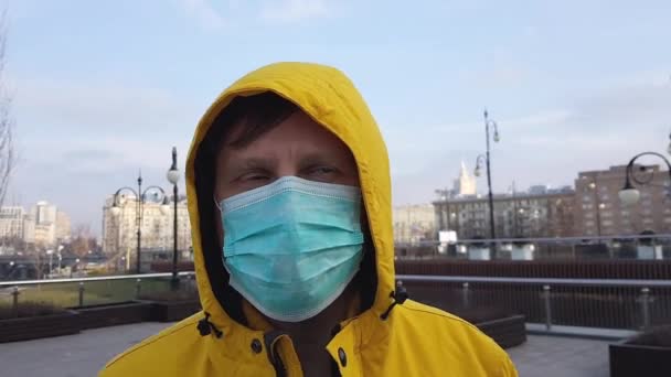 Testa colpo vista laterale di uomo che indossa maschera medica protettiva — Video Stock