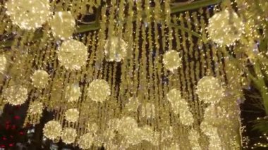 Şehir caddesinde Noel aydınlatma ışıkları