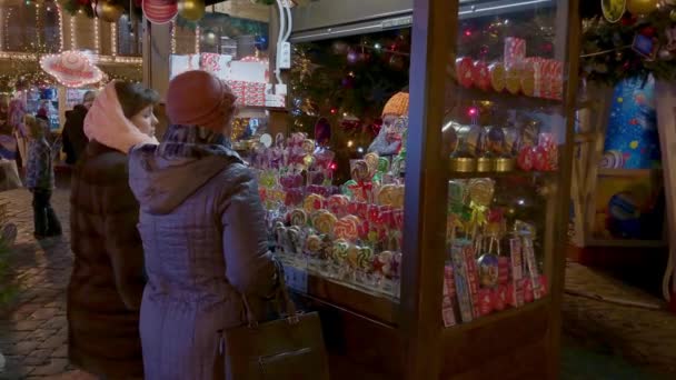 Lollipop till salu på julmarknaden på Röda torget — Stockvideo