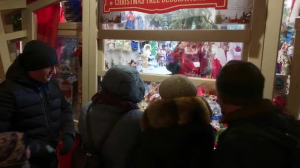Turyści kupujący pamiątki na rynku świątecznym na czerwonym placu — Wideo stockowe