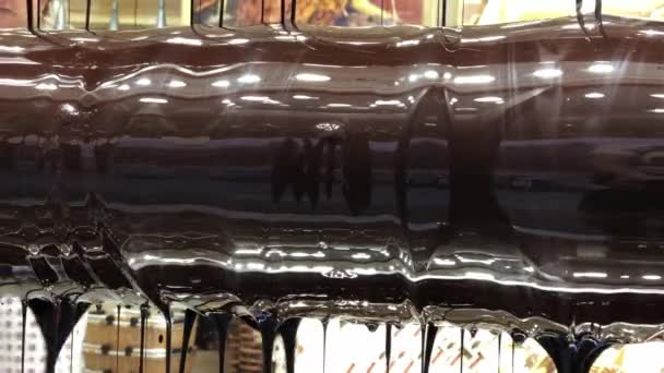 Chocolate líquido fundido caliente en tienda de dulces — Vídeos de Stock