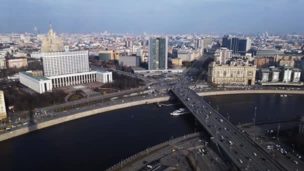 Vue aérienne du bâtiment gouvernemental et du centre-ville de Moscou — Video