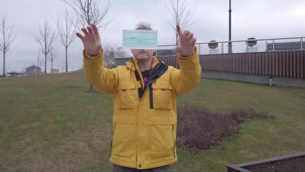 Człowiek pokazuje jak nosić maskę medyczną — Wideo stockowe