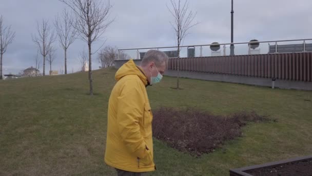 Sick man in medical masks moving very tired from left to right — Stock video