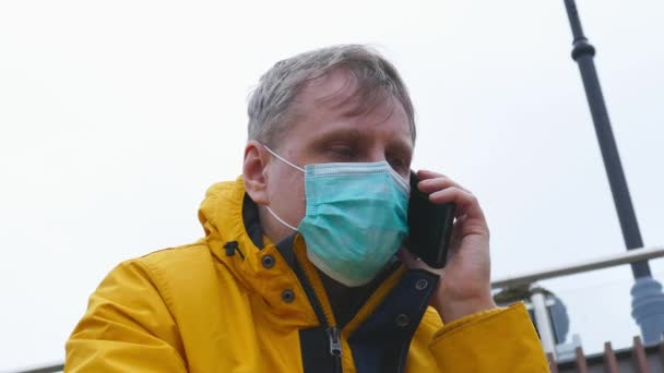 Portrait of man wearing protective medical mask — Stock video