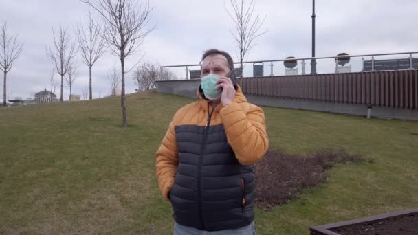 보호용 의료 마스크를 쓰고 있는 사람의 초상화 — 비디오