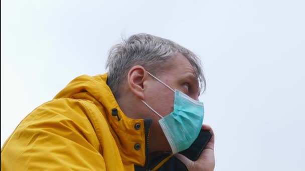 Portrait of man wearing protective medical mask — Stock Video